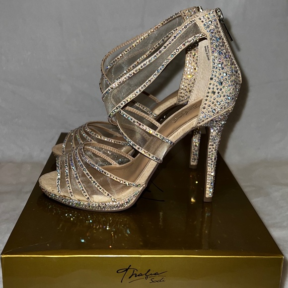 Iridescent Rhinestone/Nude Heels Size 8 - Picture 4 of 10